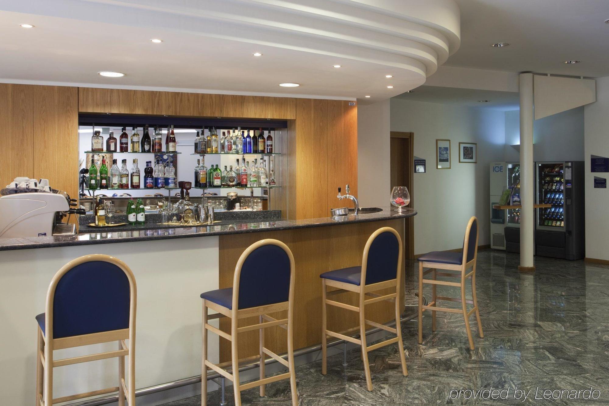 City Hotel & Suites 폴리뇨 레스토랑 사진