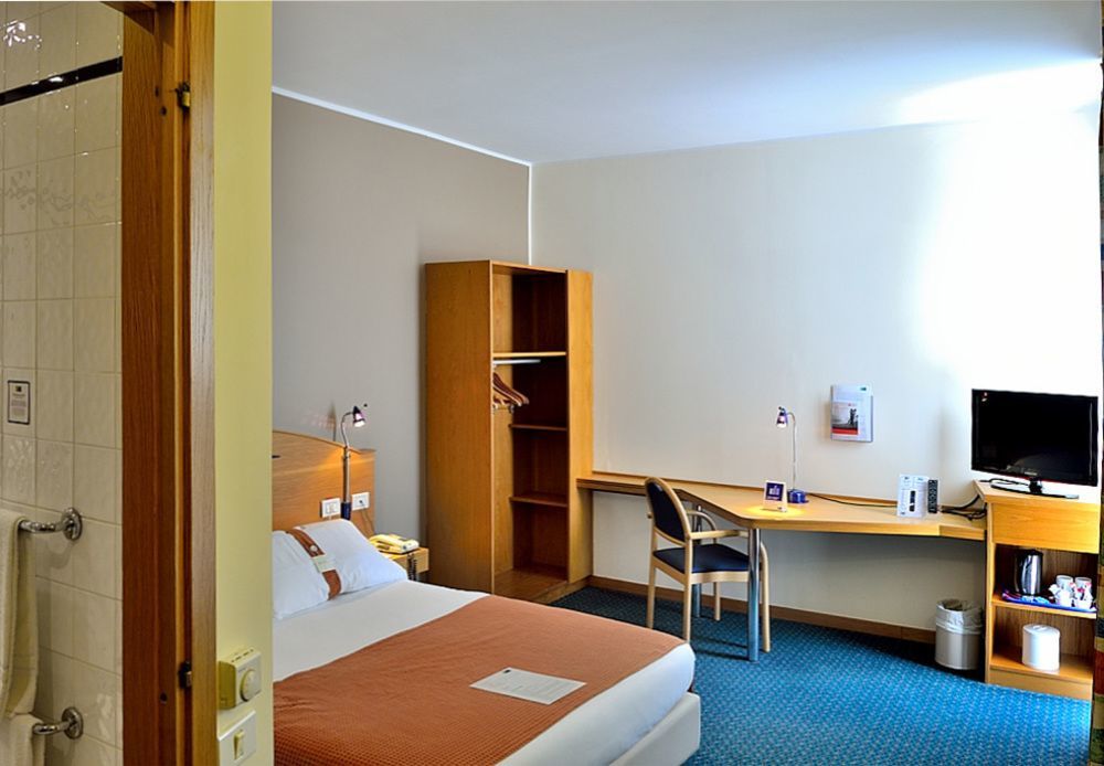 City Hotel & Suites 폴리뇨 외부 사진